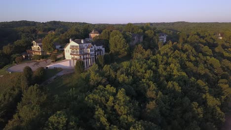 Una-Lujosa-Casa-En-El-Lago