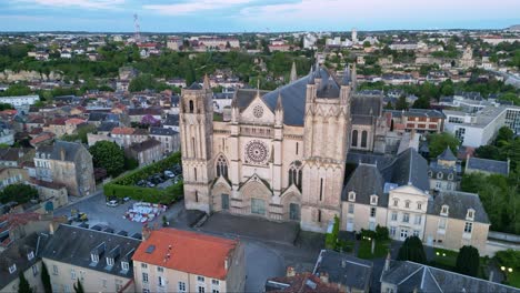 Catedral-De-San-Pedro-O-Pierre-En-La-Ciudad-De-Poitiers,-Francia