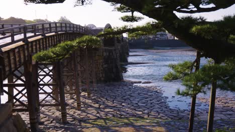 Kintaikyo-Bridge-in-Early-Morning,-Slow-Tilt-Reveal-of-Japan-in-Spring
