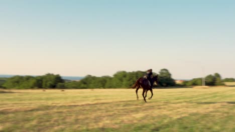 Pferd-Im-Galopp-In-Lozenec,-Bulgarien,-Ritt-Durch-Eine-Frau-Auf-Einer-Wiese