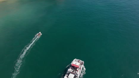 Katamaran-Kreuzfahrt-Mit-Touristen-Auf-Einem-Grün-blauen-Ozean-Mit-Schnellboot-Neben