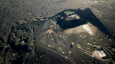 Flug-Um-Den-Krater-Auf-Lanzarote,-Kanarische-Inseln,-Spanien