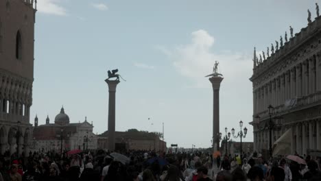 Menschenmenge-Auf-Dem-Markusplatz-Mit-Blick-Auf-Die-Säulen-Von-San-Marco-Und-San-Todaro