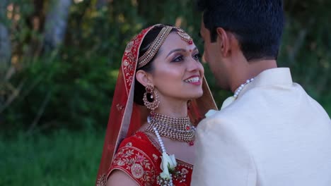 Indische-Frischvermählte-Schauen-Einander-In-Die-Augen-–-Fotoshooting-Bei-Der-Hochzeitszeremonie