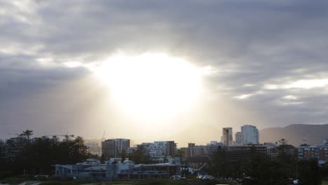 Wunderschöne-Himmlische-Sonnenstrahlen,-Die-Im-Zeitraffer-Auf-Die-Stadtlandschaft-In-Wollongong,-NSW-Strahlen