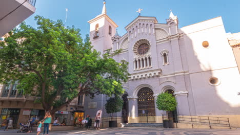 Iglesia-En-Murcia,-España-Lapso-De-Tiempo-De-Gente-Caminando