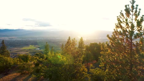 Vista-Aérea-Del-Valle-Rebelde-En-El-Sur-De-Oregon-Al-Atardecer