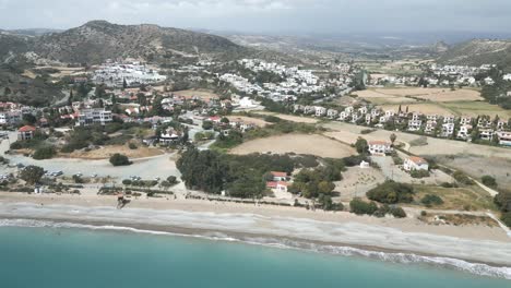 Playa-Y-Pueblo-De-Pissouri,-Isla-De-Chipre