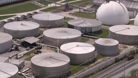 Drone-view-of-Refinery-plants-in-Baton-Rouge,-Louisiana-by-the-Mississippi-River