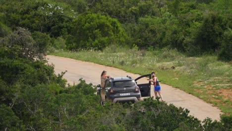 Dos-Turistas-Violan-Las-Reglas-Del-Parque-Nacional-Al-Salir-De-Su-Camioneta-Para-Tomar-Fotografías,-Una-Práctica-Peligrosa-Y-Arriesgada.