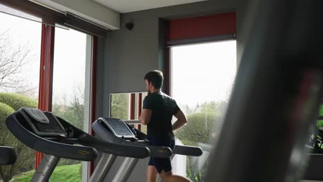 Alleinstehender-Mann-Läuft-Auf-Dem-Laufband-Und-Macht-Cardio-Training-In-Einer-Indoor-Fitnessanlage
