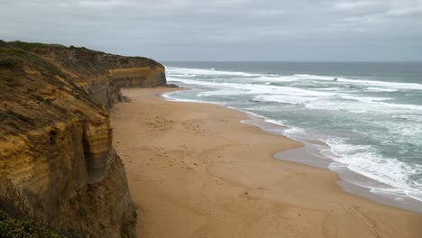 Weite-Aufnahme-Des-Ruhigen-Gibson-Step-Beach-Mit-Seinen-Riesigen-Sandflächen-Und-Ruhigen-Wellen