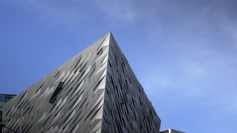 Museo-Del-Titanic-Belfast-Cielo-Azul-Luz-Nubes-En-Movimiento