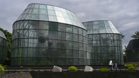 Vista-Desde-El-Exterior-Del-Tropicalario,-Jardín-Botánico-De-Bogotá,-Colombia