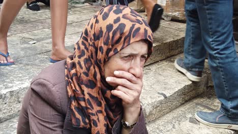Triste-Mujer-Sentada-En-El-Mercado-Público-De-Jerusalén