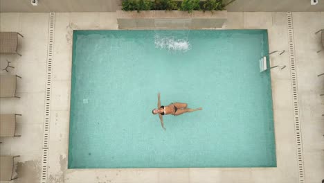 Eine-Frau,-Die-In-Einem-Pool-Auf-Dem-Dach-Schwimmt