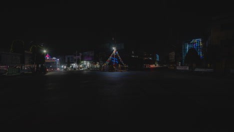 Nacht-Zeitraffer-Von-Fahrzeugen,-Die-Sich-Im-Buddha-Chowk-Der-Stadt-Hetauda-In-Nepal-Bewegen