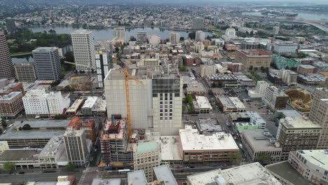 Luftaufnahme-Per-Drohne-Von-Gebäuden-Und-Straßen-In-Oakland,-Kalifornien,-Stadt-Oakland,-4K-Filmmaterial