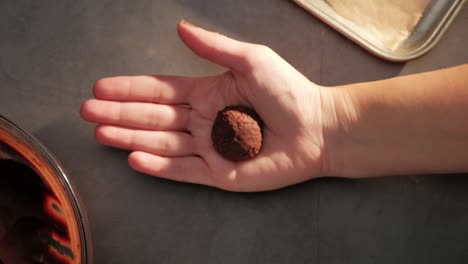 Hand-Hält-Schokoladentrüffel,-Die-In-Den-Fokus-Gerät-Und-Wieder-Verschwindet