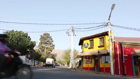 Blick-Auf-Gebäude-Und-Autos-Mit-Bergen-Im-Hintergrund-In-Merlo,-San-Luis,-Argentinien