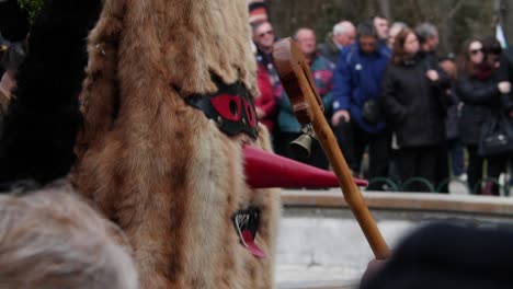 Lustige-Und-Etwas-Gruselige-Maske-Mit-Roter-Verlängerter-Nase-Und-Pelzigem-Gesicht,-Das-Im-Traditionellen-Tanz-Auf-Und-Ab-Springt