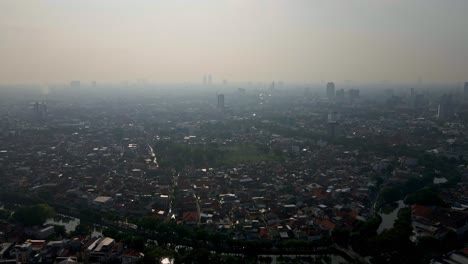 El-Horizonte-Densamente-Poblado-Y-Lleno-De-Smog-De-Surabaya-Revela-Una-Grave-Contaminación-Del-Aire,-Que-Envuelve-La-Ciudad-En-Una-Espesa-Neblina.