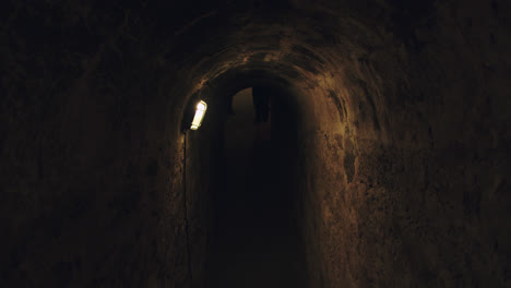 Hermosa-Foto-De-Botellas-De-Vino-Apiladas-En-Un-Contenedor-Del-Metro-En-Burgos,-España,-Con-Poca-Luz-En-El-Túnel