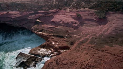 Vista-Aérea-De-Olas-Fuertes-Rompiendo-En-La-Cueva,-La-Costa-Y-Los-Acantilados-De-Talia-En-El-Sur-De-Australia