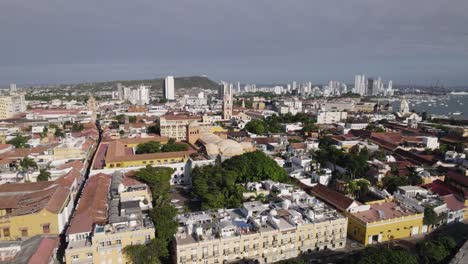 Luftaufnahme-über-Der-Skyline-Der-Stadt-Cartagena-In-Kolumbien-Mit-Bewölktem-Himmel