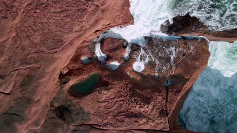 Vista-De-Pájaro-De-Las-Olas-Del-Océano-En-La-Costa-Rocosa-De-Talia-En-El-Sur-De-Australia,-Australia