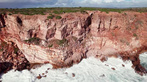 Praia-Da-Zimbreirinha,-Versteckte-Klippenküste-In-Der-Nähe-Von-Bordeira-In-Der-Algarve-Region-Von-Portugal,-Mit-Einer-4K-Drohne-Aus-Der-Luft,-Rückansicht-Der-Küstenklippen-Mit-Brechenden-Wellen