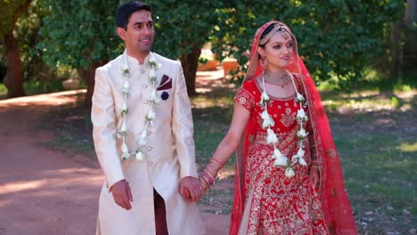 Indischer-Hinduistischer-Bräutigam-Und-Braut-Gehen-Gemeinsam-An-Ihrem-Hochzeitstag---Zeitlupe