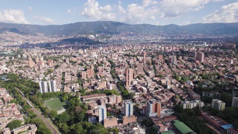 Luftbild-Panorama,-Das-Die-Umlaufbahn-Von-Medellin,-Kolumbien,-Festigt