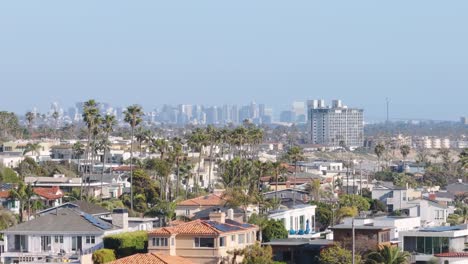 Luftaufnahme-Einer-Nachbarschaft-In-San-Diego,-Kalifornien,-Mit-Der-Skyline-Der-Stadt-Im-Hintergrund-An-Einem-Sonnigen-Tag