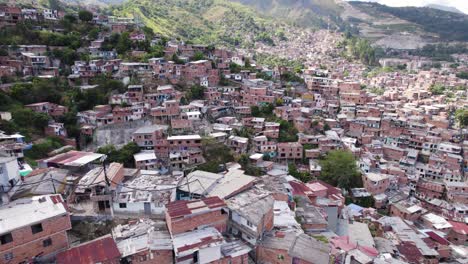 Dichte-Besiedlung-Von-Häusern-Am-Hang-In-Communa-13-Medellin-Kolumbien,-Luftaufnahme