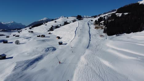 Pista-De-Esquí-Fácil-Durante-La-Temporada-De-Invierno-En-Austria,-Aérea