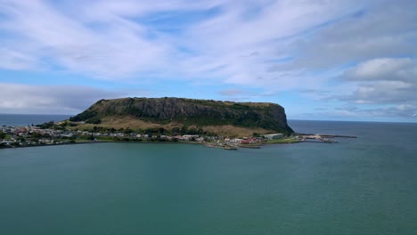 Spektakuläre-Aussicht-Auf-Die-Stadt-Nut-Und-Stanley-An-Einem-Bewölkten-Sommertag-In-Tasmanien,-Australien