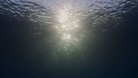 Goldene-Abendsonne-Scheint-Durch-Die-Oberfläche-Des-Ozeans-Im-Klaren-Blauen-Tropischen-Wasser