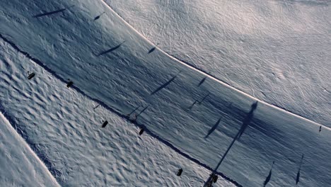 Gente-Esquiando-En-La-Ladera-De-Una-Montaña-Blanca-Con-Luz-Solar-De-La-Tarde