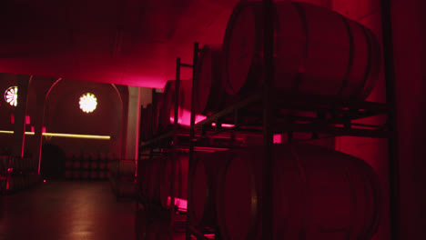 Erstaunliche-Aufnahme-Eines-Wunderschönen-Weinbehälters-Mit-Neonroten-Fässern-In-Einer-Weinfabrik-In-Burgos,-Spanien-In-4K