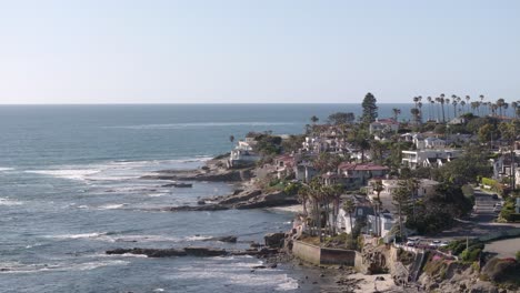 Luftaufnahme-Der-Rückseite-Von-Häusern-Am-Meer-Auf-Einer-Klippe-In-San-Diego,-Kalifornien-An-Einem-Sonnigen-Tag