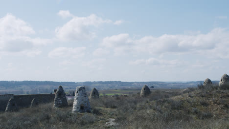 Wunderschöne-Zeitlupenaufnahme-Von-Weinbergen-Und-Weinbauern-In-Burgos,-Spanien,-Wo-Wir-Morgens-Land-Und-Felder-Sehen