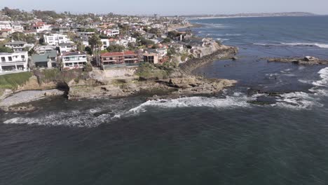 Luftaufnahme-Von-Häusern-Am-Rande-Einer-Klippe-Am-Meer-In-San-Diego,-Kalifornien-An-Einem-Sonnigen-Tag