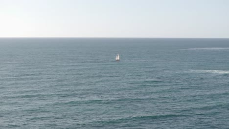 Luftbild-Eines-Segelboots,-Umgeben-Vom-Pazifischen-Ozean-Und-Blauem-Himmel-An-Einem-Sonnigen-Tag-In-San-Diego,-Kalifornien