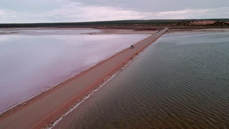 Point-Sinclair-Road-Y-Pink-Lake-Junto-Al-Lago-Macdonnell-Durante-El-Día-En-Penong,-Australia-Del-Sur