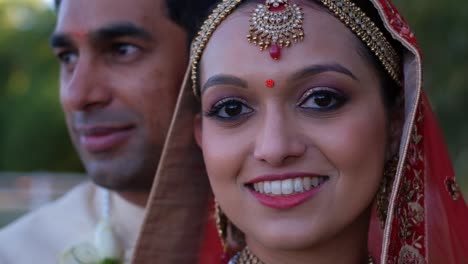 Hindu-Hochzeit,-Bräutigam-Und-Braut,-Blick-In-Die-Kamera---Nahaufnahme