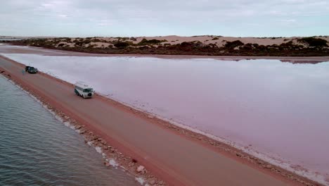 Vehículo-Recreativo-Conduciendo-Por-La-Carretera-Por-Point-Sinclair-Pink-Lake-Y-Lake-Macdonnell-En-Penong,-Australia-Del-Sur