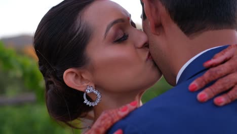 Indische-Braut-Küsst-Ihren-Bräutigam-Am-Hochzeitstag-Zärtlich