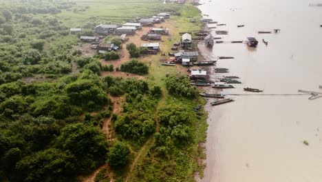 Fishing-village-on-the-edge-of-the-Tonle-Sap