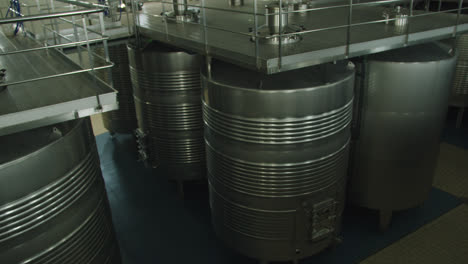 Erstaunliche-Aufnahme-In-Einer-Weinfabrik-In-Großen-Grauen-Metallbehältern-In-Burgos,-Spanien
